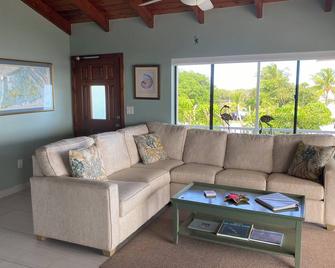 Starfish - Ocean front with dock and pool - Little Torch Key - Living room