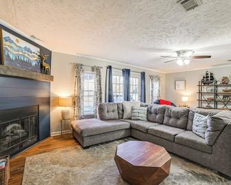 Benton Vacation Rental Near Kentucky Lake! - Benton - Living room