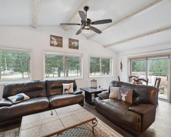Linger Longer Estate: Summer Fun Near the Au Sable – Float, Grill, Relax! - Grayling - Huiskamer