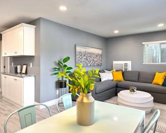Orangevale Renovated Farmhouse Retreat, Close to Folsom! - Orangevale - Living room