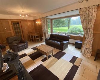 Country Cottage Sleeps 6 w Hot Tub & Dog-Friendly - Thornhill - Wohnzimmer