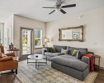 2-bedroom, 2-bath unit offers a family-friendly retreat just mins from LEGOLAND. - Winter Haven - Вітальня