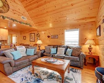 Broken Bow Cabin with Hot Tub and Fire Pit, Near Lake! - Broken Bow - Sala de estar