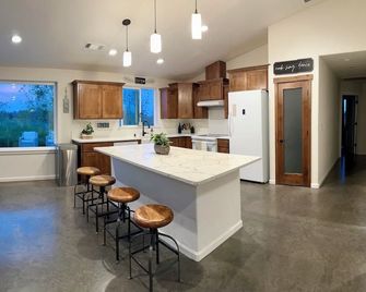 HandyFarms.com: California Organic Farm Stay on a Red Walnut Orchard Nut Store - Corning