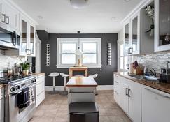 The Deluxe Fred 2 Floor 7 Br - Stamford - Kitchen