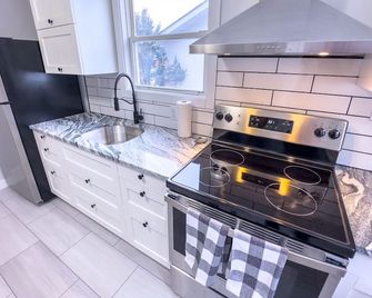 Upscale 4 bedroom with 5 beds - Thunder Bay - Kitchen