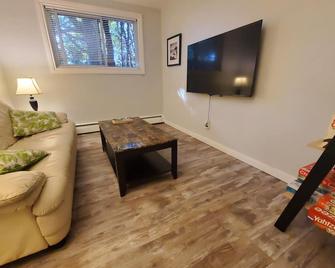 Modern Private 1Bdrm Apt. w/Free Prkg + Fast Wi-Fi. Pet-Friendly! - Sault Sainte Marie (Michigan) - Pokój dzienny