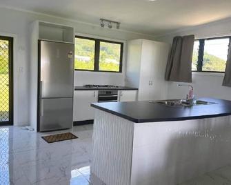 Eryns Retreat - Avarua - Kitchen