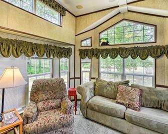 Cozy Gig Harbor Cottage about 2 Mi to Case Inlet! - Gig Harbor - Living room