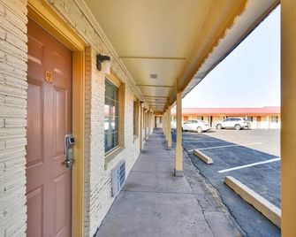 Route 66 Inn - Shamrock - Hallway