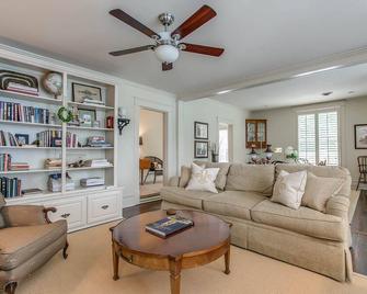 100 year old home five blocks from Historic Downtown Franklin, TN - Franklin - Living room