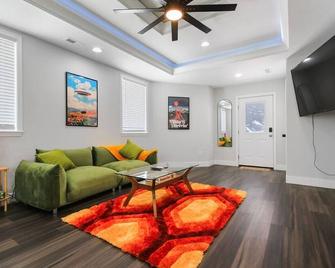 Groovy Getaway: king suites, sleeps 8, dogs ok! - Columbia - Pokój dzienny