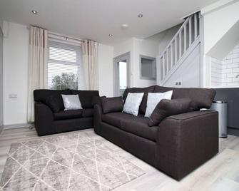 Better Than A Hotel - Swansea - Salon