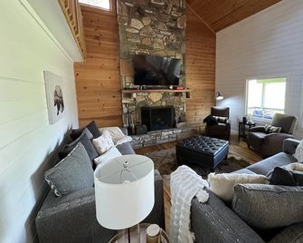 Highlands Spacious MTN Cabin for 16 w/Hot Tub+gameroom+gym+wifi & 4m from DT - Highlands - Wohnzimmer