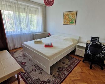 Lovely Central Apartment With Free Parking Included! - Skopje - Bedroom