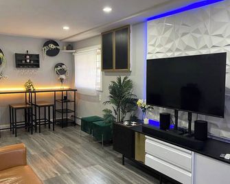 Stylish Cozy 2-bedroom with Bar, Yard, Private Parking Near JFK/Queens - Queens
