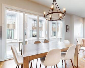 3BD/3.5BA modern townhouse 7 mins from downtown, walking distance to restaurants - Nashville - Comedor