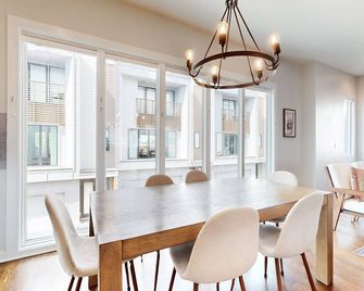 3BD/3.5BA modern townhouse 7 mins from downtown, walking distance to restaurants - נאשוויל - חדר אוכל