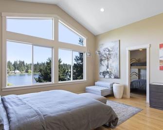 Star Lake Waterfront Estate - Auburn - Bedroom