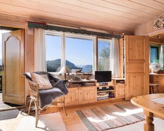 Cozy and unassuming cabin with fantastic views - Ørnes - Living room