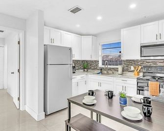 Beach and Hard Rock Hollywood Vacation House HA02 - Hollywood - Cocina