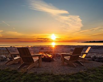 300ft Lake Front All Season Hot Tub Steam Bath - Tobermory - Innenhof