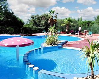 Bungalow paisible à Agde avec piscine partagée - Agde - Piscina