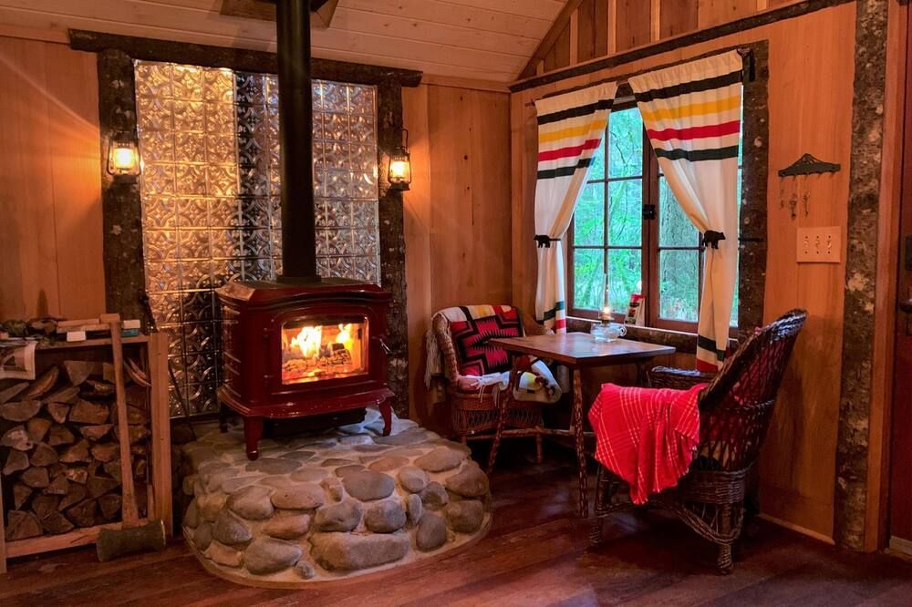 Cozy up in historic Cedarwood Cabin - Brightwood