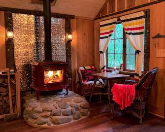 Cozy up in historic Cedarwood Cabin - Brightwood