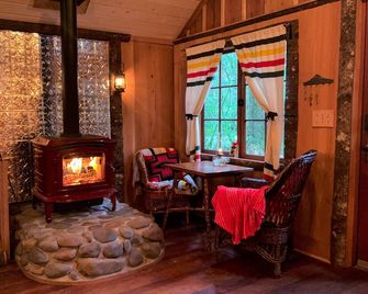 Cozy up in historic Cedarwood Cabin - Brightwood