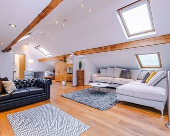 Apartment Suites by Staycay Cheadle Hulme - Cheadle Hulme - Living room