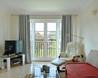 Select Serviced Accommodation - Hunters Wharf - Reading - Living room