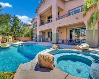 Golden Hour Estate-Pool/jacuzzi/Gated/Lux - לאס וגאס - בריכה