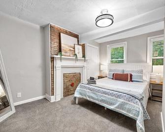 Cozy Southside Pitt home w/ Pool Table +Yard - Pittsburgh - Bedroom