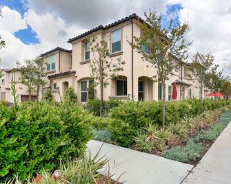 Gorgeous House With Beautiful View|Spectrum Center #7137 - Lake Forest - Building