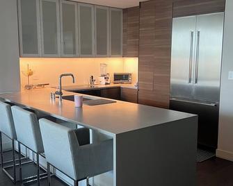 Beautiful modern condo with high end finishes very peaceful with valet parking - Tampa - Cocina