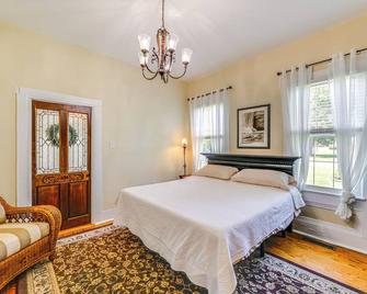 Home with Fire Pit Less Than 1 Mi to Willis Wharf Boat Ramp! - Exmore - Спальня