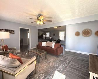 Spacious 4 Br/3 Ba With Game Room - La Vergne - Living room