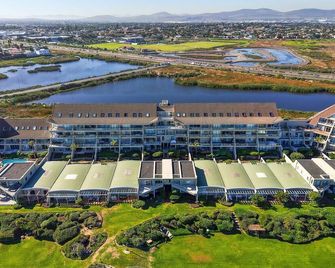 Dolphin Beach H301 by Host Agents - Bloubergstrand - בניין