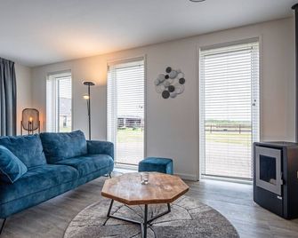 Holiday home near forest with wellness garden - Den Burg - Sala de estar