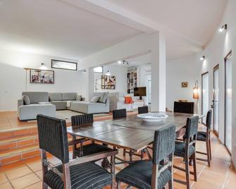 Made iN2 Creative Guest House - Montargil - Sala de jantar