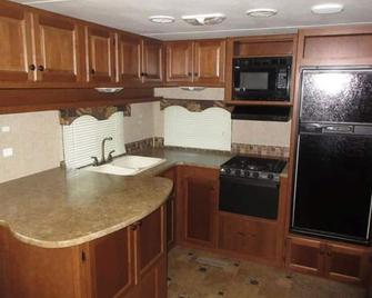RV 9 Fully Furnished and Pet Friendly - 2 Miles from I-20 Ramp - Midland - Kitchen