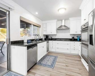 5 Bedroom Home With Firepit - San Diego - Kitchen