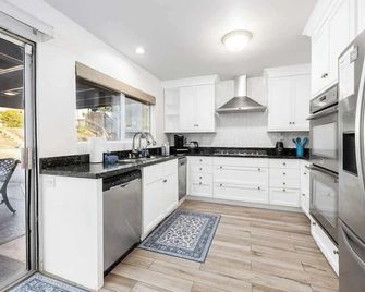 5 Bedroom Home With Firepit - סן דייגו - מטבח