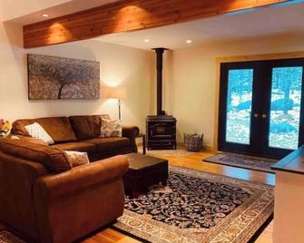 Cozy cabin, amazing location for snowmobiling, skiing, hiking, climbing. - Old Forge - Вітальня