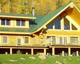 Peaceful Accommodation with a Jacuzzi Tub near Butler Ridge Provincial Park, British Columbia - Hudson's Hope - Building