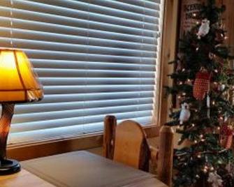 Downtown Estes Park, Romantic Cabin, Rmnp, Hot Tub, Snow Shoes! Estes Highlands Cabin - Estes Park - Bedroom