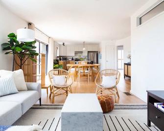 Old Milford - Modern Home 5 Minutes from Picton - Picton - Living room