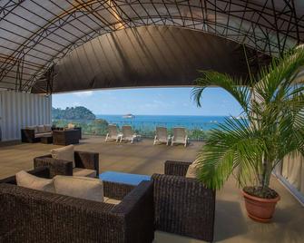El Faro Containers Beach Hotel - Manuel Antonio - Innenhof