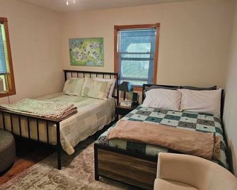 Relax in 3 bed, 2 bath house on quiet 2 acres with private lake. - Pine City - Bedroom